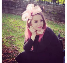 Lade das Bild in den Galerie-Viewer, Isadora Moon - El gran libro de magia de Isadora y Mirabella