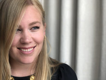 Lade das Bild in den Galerie-Viewer, Poppy Pickle - A little girl with a big imagination