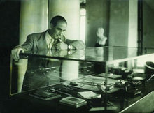 Lade das Bild in den Galerie-Viewer, ΤΟ ΡΟΛΟΪ ΤΟΥ ΚΟΣΜΟΥ ΧΤΥΠΑ ΜΕΣΑΝΥΧΤΑ / To roloi tou kosmou xtypa mesanyxta
