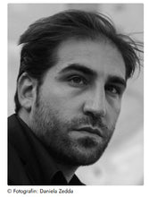 Lade das Bild in den Galerie-Viewer, L’uomo dagli occhi tristi
